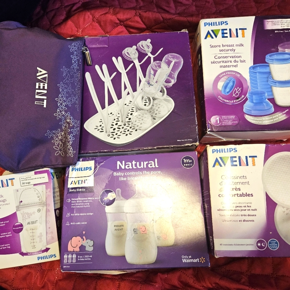 Avent breastfeeding kit. (Box damages)